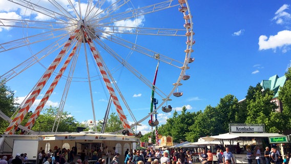 Meile der Holstenköste in Neumünster am Tag er Eröffnung, im Hintergrund das Riesenrad © NDR Foto: Ulrike Drevenstedt