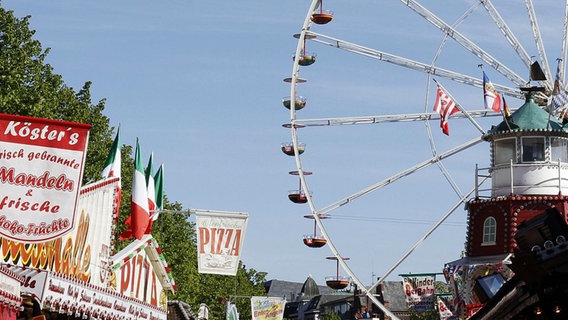 Stadtfestbuden, ein Riesenrad im Hintergrund © koeste.de 
