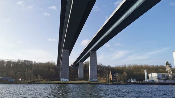 Die Holtenauer Hochbrücke, die in Kiel über den Nord-Ostsee-Kanal führt. © NDR Foto: Thomas Viet Dang