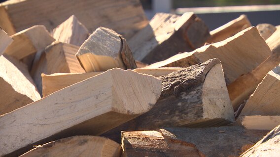 Ein Berg aus Holzscheiten.  