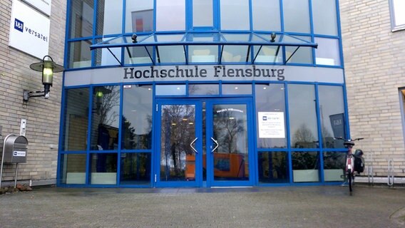 Die Eingangstüren der Hochschule Flensburg in der Nordstraße. © NDR Foto: Peer-Axel Kroeske