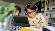 Zwei Jungen sitzen an einem Tisch und lernen gemeinsam. © picture alliance / Westend61 Foto: Valentina Barreto