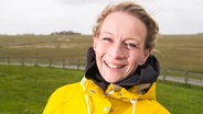 Die Halligbewohnerin Katja Just lächelt auf der Hallig Hooge in die Kamera. © dpa-Bildfunk Foto: Daniel Bockwoldt