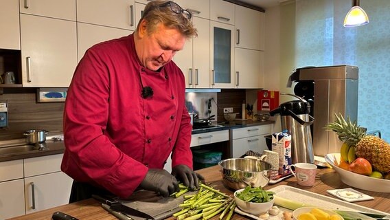 Ein Mann steht in einer Küche und kocht. © NDR Foto: Johannes Tran