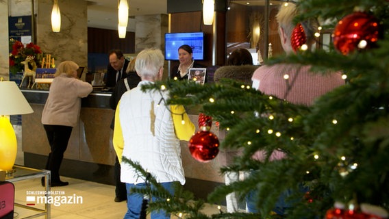 Gäste checken in einem Hotel ein. © NDR 