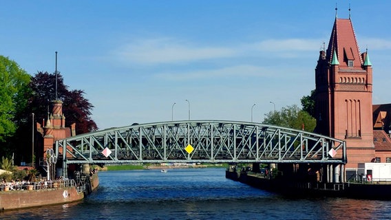 Eine Brücke, die über die Trave führt und zur Altstadtinsel führt. © Mechthild Mäsker / NDR Foto: Mechthild Mäsker / NDR