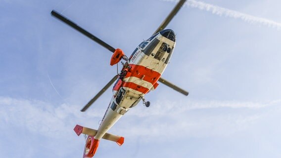 Ein Rettungshubschrauber steht in der Luft. © noltemedia Foto: Benjamin Nolte