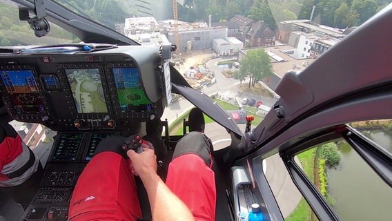 Aufnahme aus dem Cockpit des Rettungshubschraubers. © NDR 