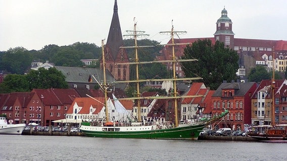 Das Segelschulschiff "Alexander von Humboldt" liegt im Flensburger Hafen © NDR Foto: Peer-Axel Kroeske
