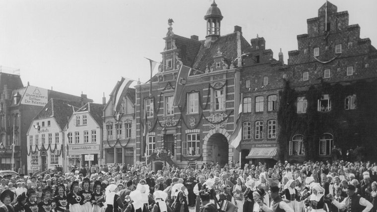 Eine historische Aufnahme vom Marktplatz in Husum. © Museumsverbund Nordfriesland