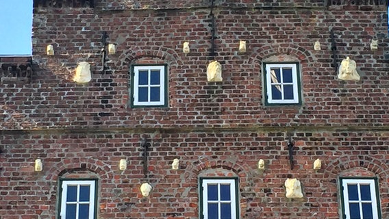 Eine aktuelle Aufnahme von "Rebellenköpfen" an einem Gebäude in Husum. Eine aktuelle Aufnahme von "Rebellenköpfen" an einem Gebäude in Husum. © NDR Foto: Werner Junge