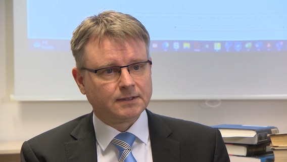 Prof. Dr. Stefan Kooths Prof. Dr. Stefan Kooths © NDR