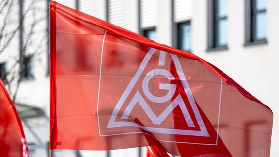 Eine unter mehreren Flaggen mit IG Metall Logo darauf weht im Wind. Eine unter mehreren Flaggen mit IG Metall Logo darauf weht im Wind. © picture alliance / Eibner-Pressefoto Foto: Ardan Fuessman