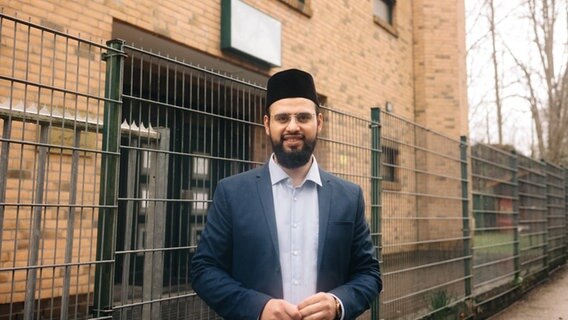 Imam Hasib Ghaman vor seiner Moschee. © NDR Foto: Lisa Pandelaki