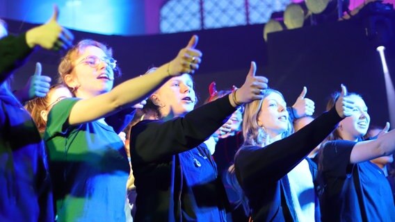 eine Jugendgruppe aus Barmstedt führt einen Musicalgottesdienst in einer Kirche auf © The Young Revolution Barmstedt 
