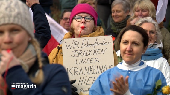 Mitarbeiter der Imland Klinik in Eckernförde demonstrieren. © NDR 
