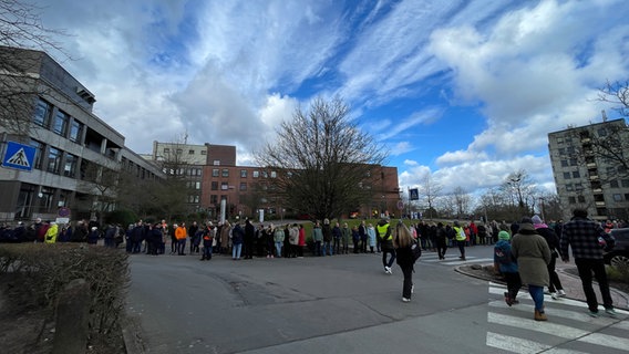 Zahlreiche Menschen versammeln sich auf dem Geländer der Imland-Klinik in Eckernförde für eine Protestaktion. © NDR Foto: Paul Wessels
