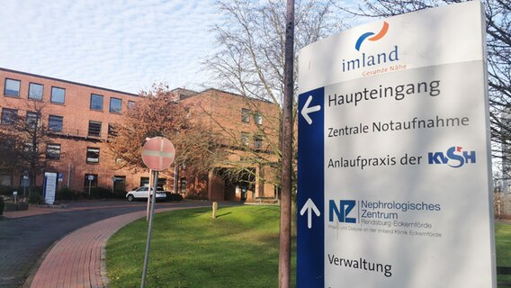 Ein Hinweisschild hängt an einem Gehweg auf am Gelände der imland Klinik Rendsburg. © NDR Foto: Malin Girolami