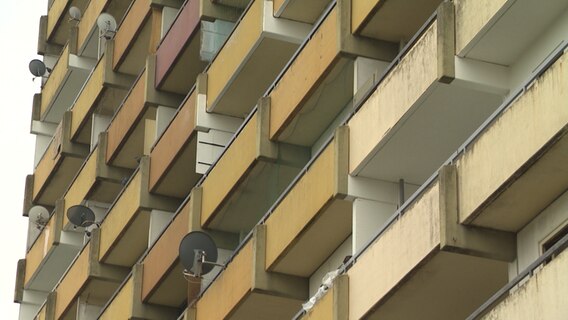 Balkone eines mehrstöckigen Wohnhauses.  