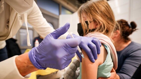 Ein Mädchen wird gegen Covid-19 geimpft © NDR Foto: Christian Charisius