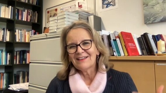 Professorin Ruth Baumann-Hölzl in einem Videointerview. © NDR 