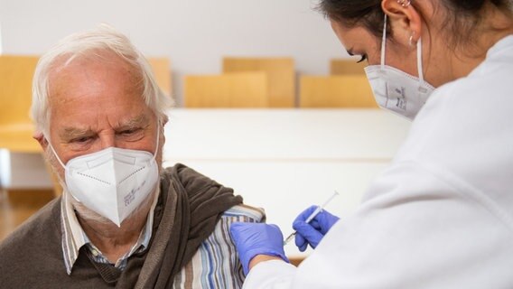 Ein älterer Herr wird geimpft.  Foto: Lennart Preiss