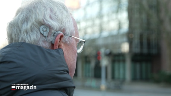 Ein Herr trägt ein Gehörimplantat. © NDR 