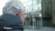 Ein Herr trägt ein Gehörimplantat. © NDR 