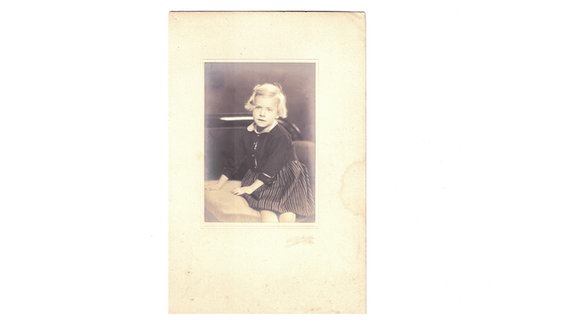 Eine eingescannte schwarz weiß Fotografie. Ingelene Rodewald als Schülerin. © Ingelene Rodewald 