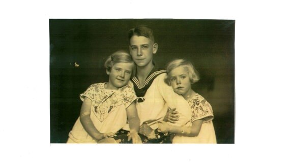 Eine eingescannte schwarz weiß Fotografie. Ingelene Rodewald und ihre Geschwister © Ingelene Rodewald 