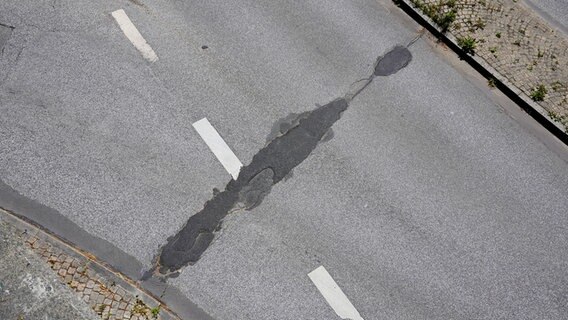 Eine Luftaufnahme einer asphaltierten Straße. © NDR Foto: Elin Halvorsen