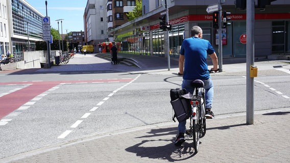 Ein Fahrradfahrer steht an einer Straßenampel in Ahrensburg. © NDR Foto: Elin Halvorsen