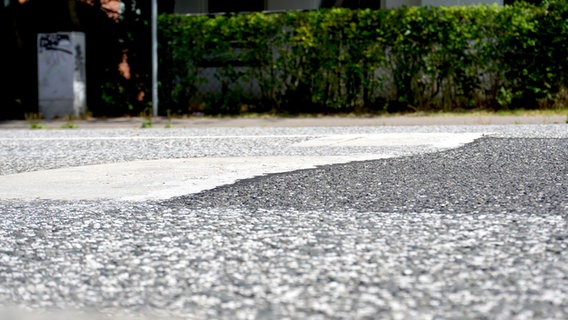 Eine asphaltierte Straße in Ahrensburg. © NDR Foto: Elin Halvorsen