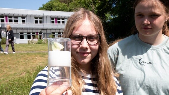 Eine Schülerin hält ein Glas mit einem Insekt in ihrer Hand. © NDR Foto: Lisa Pandelaki