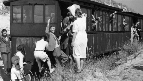 Historische Aufnahme der Sylter Inselbahn mit Fahrgästen. (Undatierte Aufnahme)  