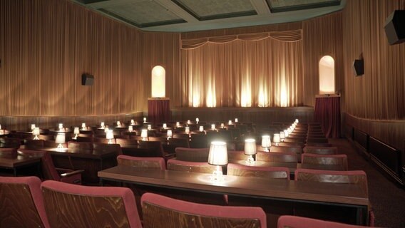 In einem Kinosaal stehen rote Kinosessel und der Saal ist hell erleuchtet. © NDR Foto: Hauke Bülow