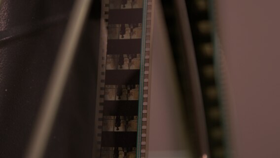 Eine eingelegte Filmrolle in einem Kinoprojektor.  
