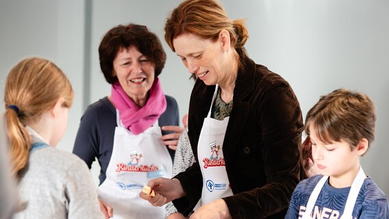 Bildungsministerin Karin Prien backt mit Kindern © DKSBLVSH Foto: Frank Molter