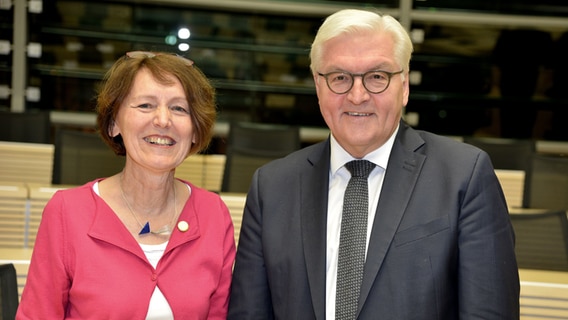 Bundespräsident Frank Walter Steinmeier und eien Frau stehen im Landtag von Schleswig-Holstein © DKSBLVSH Foto: DKSBLVSH