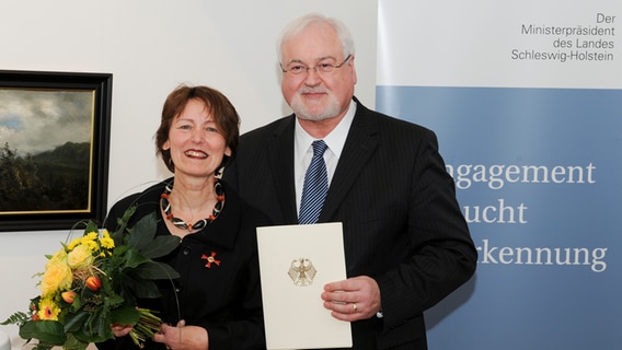 Eine Frau steht neben dem Ministerpräsidenten Peter Harry Carstensen © DKSBLVSH Foto: DKSBLVSH