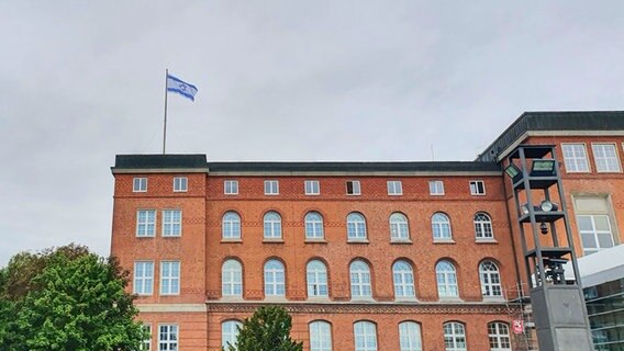 Die Flagge von Israel weht auf dem Landeshaus. Die Flagge von Israel weht auf dem Landeshaus. © NDR Foto: Carsten Salzwedel