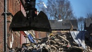 Ein Bagger räumt die Trümmer eins eingestürzten Hauses in Itzehoe © dpa Bildfunk Foto: Axel Heimken