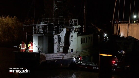 Ein führerloses Schiff auf der Stör bei Itzehoe ist gegen eine Bahnbrücke getrieben. © NDR 