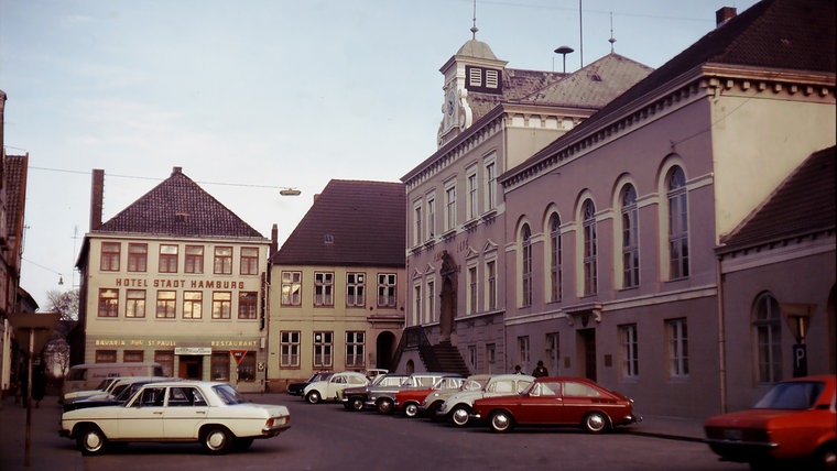Historische Aufnahme des Rathauses in Itzehoe. © Archiv Carsten Brecht Foto: Werner Wrage
