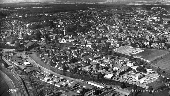 Blick aus der Vogelperspektive auf die Störschleife von Itzehoe im Jahre 1950. Blick aus der Vogelperspektive auf die Störschleife von Itzehoe im Jahre 1950. © Archiv Carsten Brecht Foto: Archiv Carsten Brecht