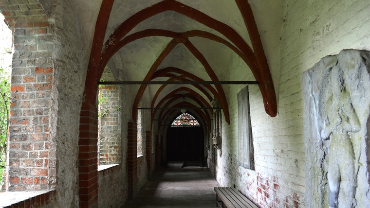 Heutige Aufnahme des Kreuzgangs der St. Laurentii-Kirche in Itzehoe. © NDR Foto: Anne Passow