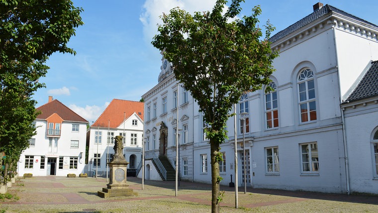 Heutige Aufnahme des Rathauses in Itzehoe. © NDR Foto: Anne Passow