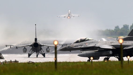 Kampfjets starten in einen blauen Himmel © Carsten Rehder/dpa Foto: Carsten Rehder/dpa