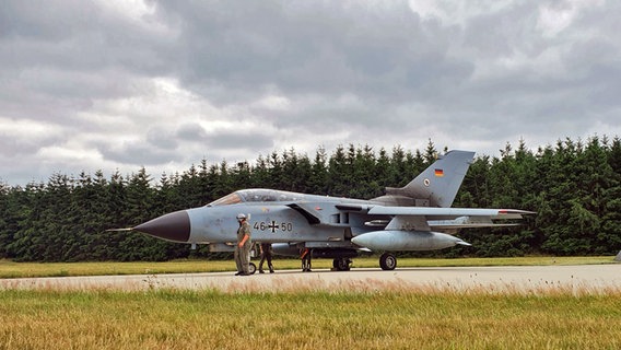 Ein Kampfflugzeug steht auf der Start- und Landebahn am Fliegerhorst Schleswig in Jagel © NDR Foto: Carsten Salzwedel