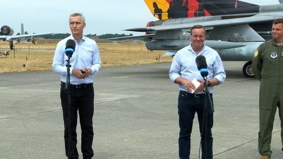 NATO-Generalsekretär Jens Stoltenberg und Bundesverteidigungsminister Boris Pistorius (SPD) beim Interview in Jagel. © NDR Foto: NDR